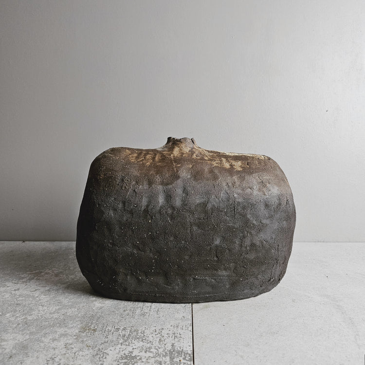 Pompei / vaso in grès e smalto nero vulcanico