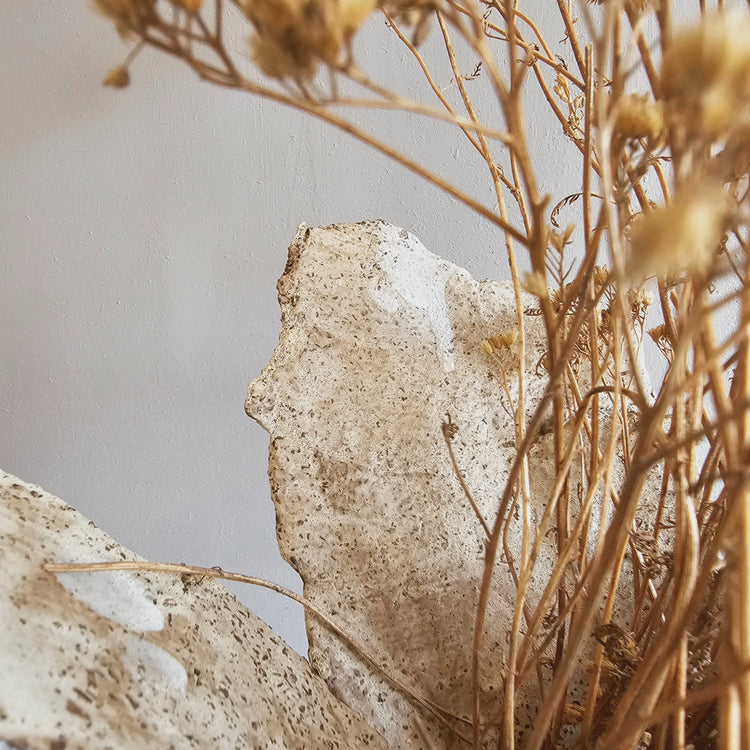 Fiore di roccia / vaso in grès rosso e smalto vulcanico