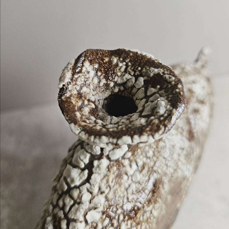 Pompei / vaso in grès nero e smalto crepato