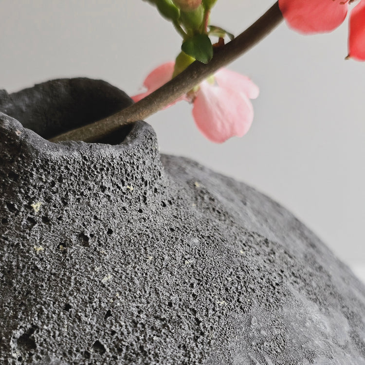 Efeso / vaso in grès rosso stratificato nero