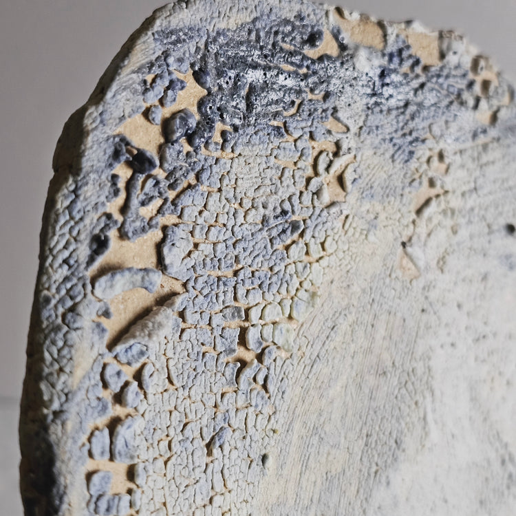 Fiore di roccia / vaso in grès crema e smalto vulcanico azzurro