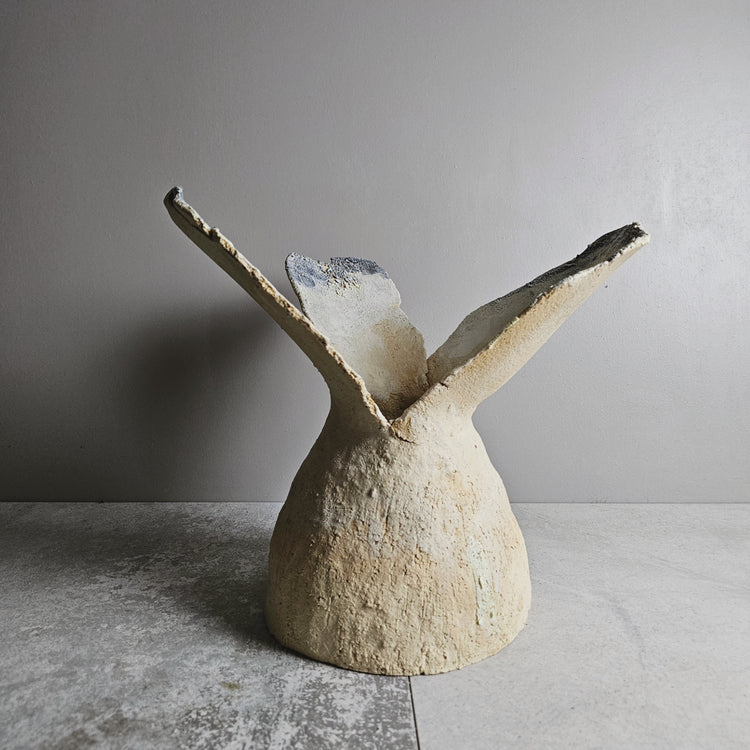 Fiore di roccia / vaso in grès crema e smalto vulcanico azzurro