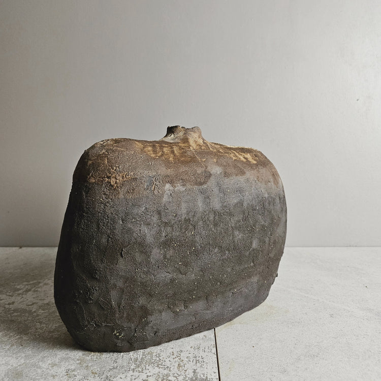 Pompei / vaso in grès e smalto nero vulcanico