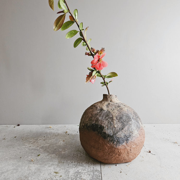 Efeso / vaso in grès rosso stratificato bianco e nero