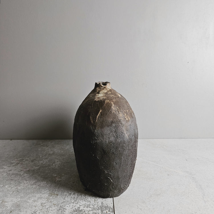 Pompei / vaso in grès e smalto nero vulcanico