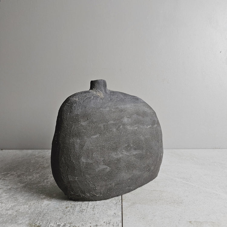 Obscura / vaso in grès e smalto nero vulcanico