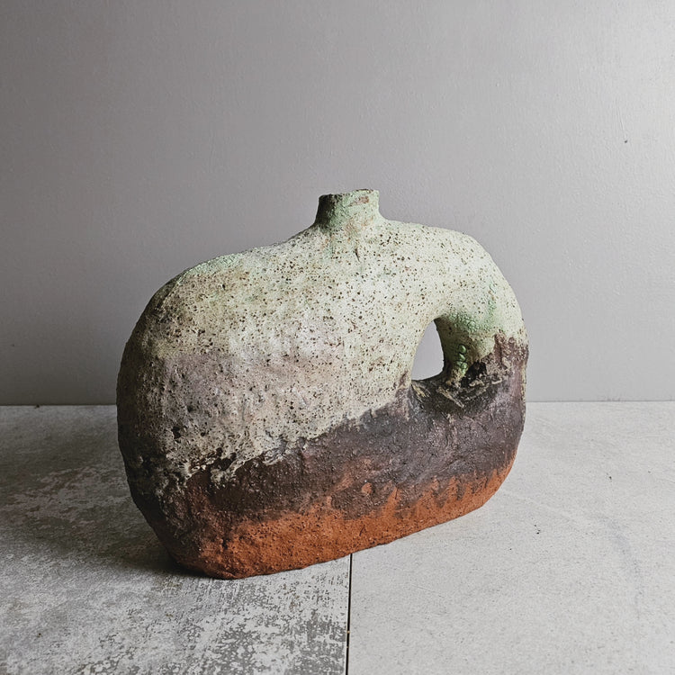 Tebe / vaso in grès rosso e smalto vulcanico