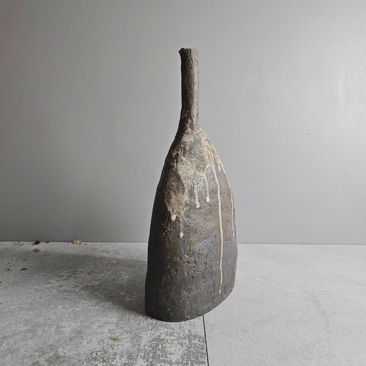 Naxos / vaso in grès scuro e smalto schiumoso