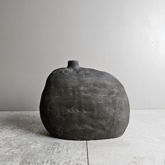 Obscura / vaso in grès e smalto nero vulcanico