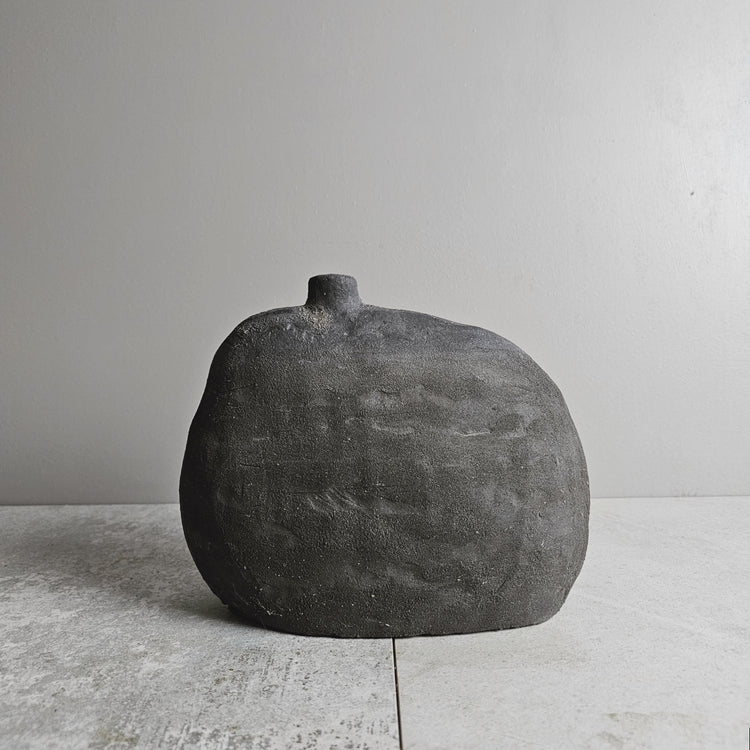 Obscura / vaso in grès e smalto nero vulcanico