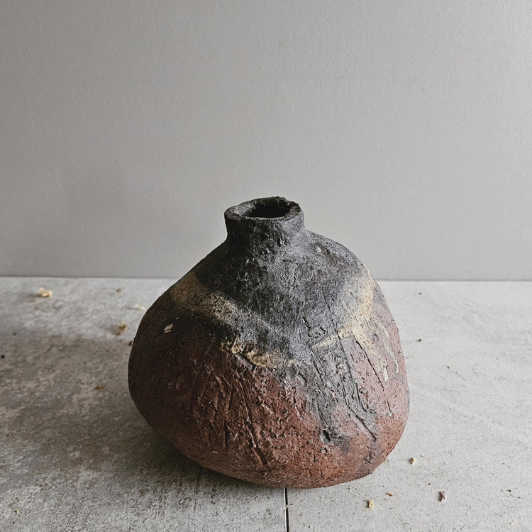 Efeso / vaso in grès rosso stratificato bianco e nero