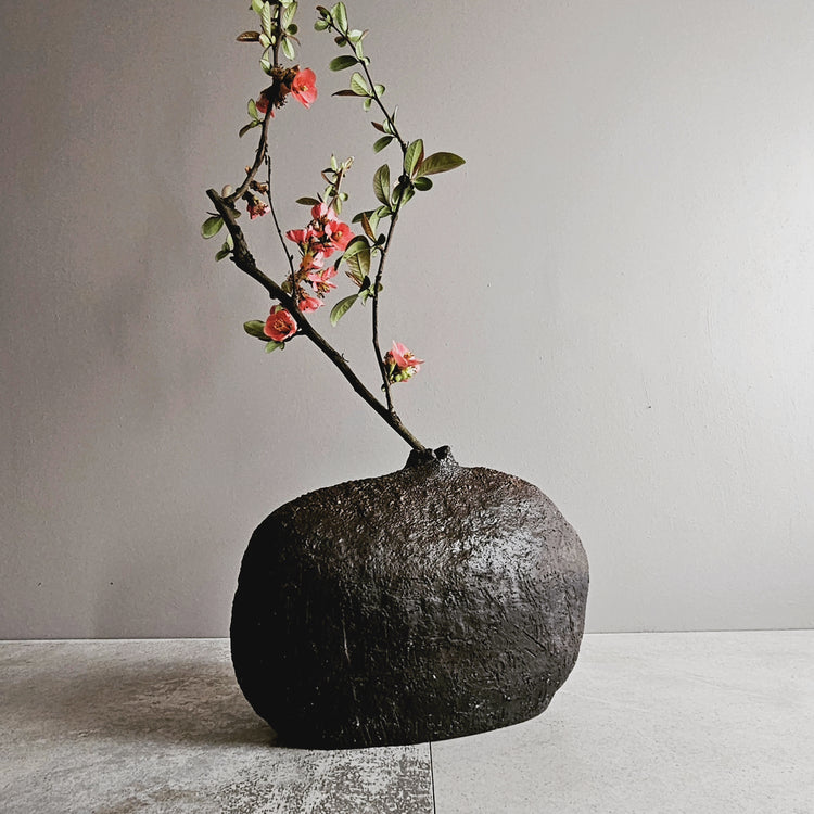 Obscura / vaso in grès bruno-nero