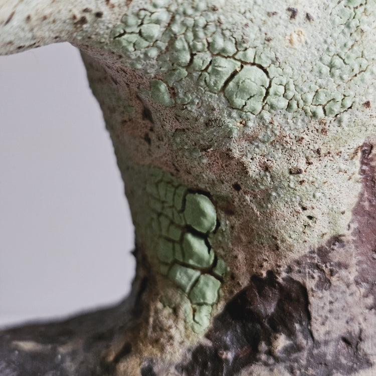 Tebe / vaso in grès rosso e smalto vulcanico