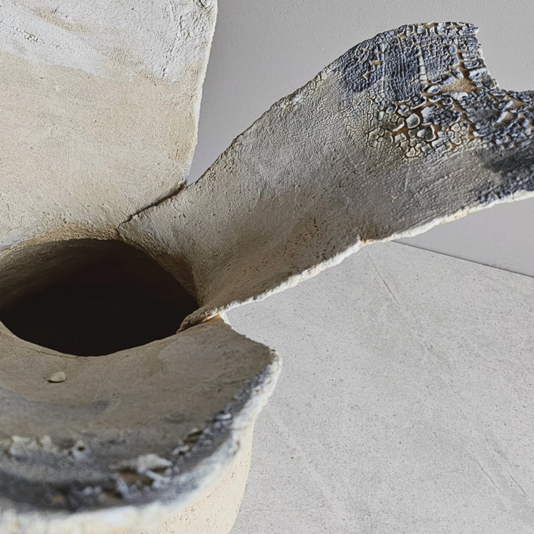 Fiore di roccia / vaso in grès crema e smalto vulcanico azzurro