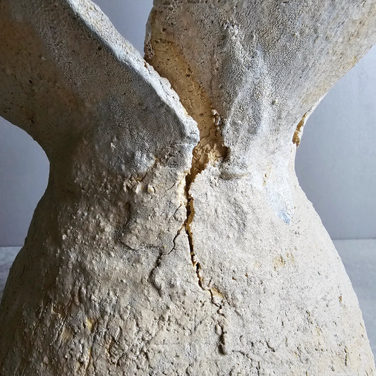 Fiore di roccia / vaso in grès crema e smalto vulcanico azzurro