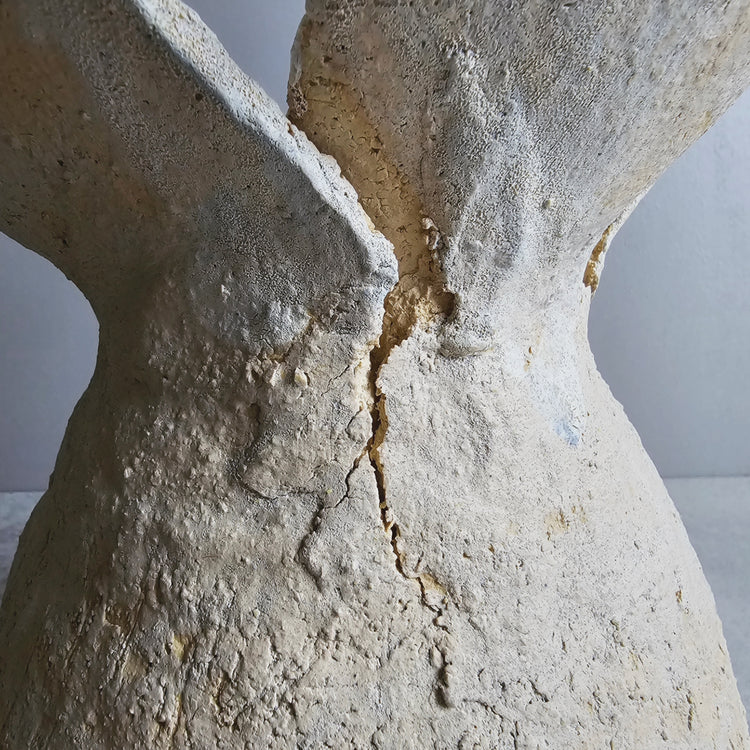 Fiore di roccia / vaso in grès crema e smalto vulcanico azzurro