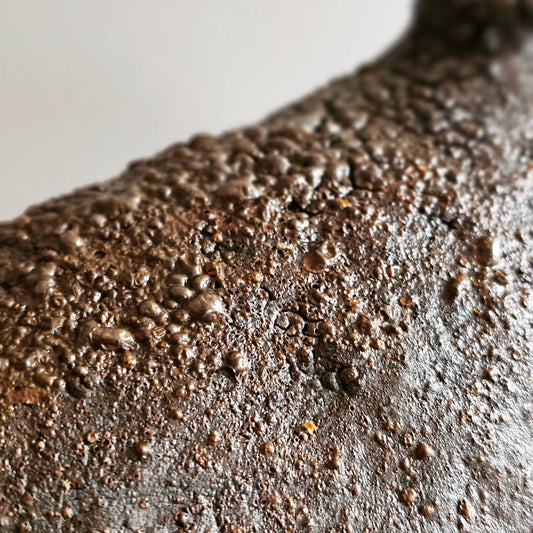 Obscura / vaso in grès bruno-nero