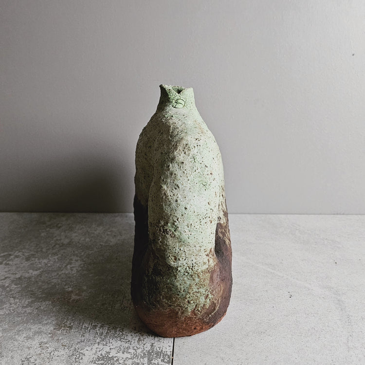 Tebe / vaso in grès rosso e smalto vulcanico