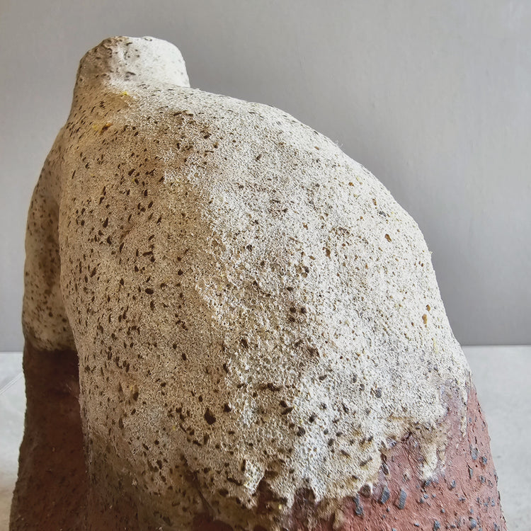 Tebe / vaso in grès rosso e smalto vulcanico