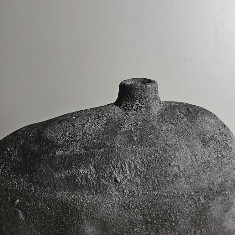Obscura / vaso in grès e smalto nero vulcanico