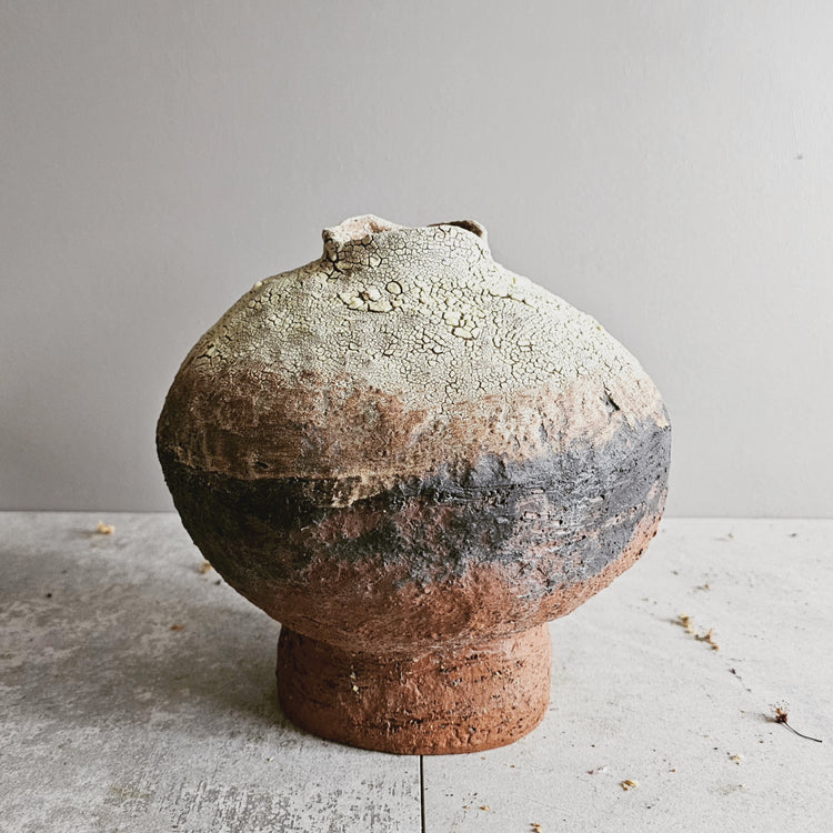 Efeso / vaso in grès rosso stratificato bianco e nero