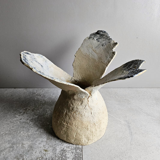 Fiore di roccia / vaso in grès crema e smalto vulcanico azzurro