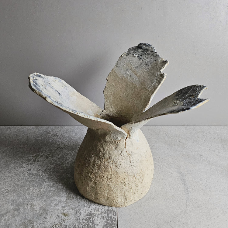 Fiore di roccia / vaso in grès crema e smalto vulcanico azzurro