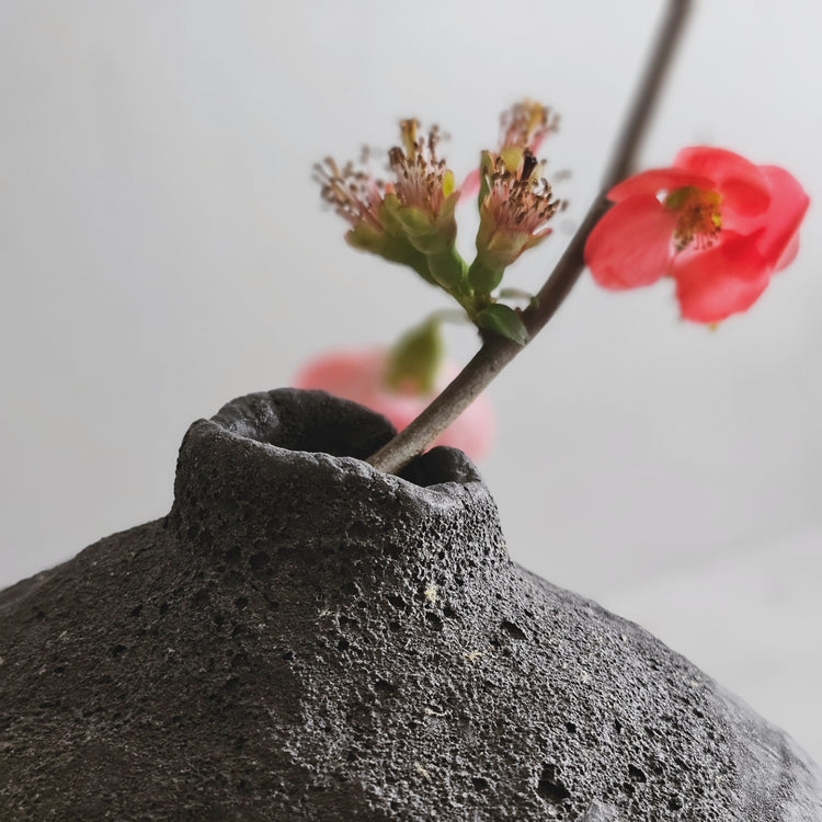 Efeso / vaso in grès rosso stratificato nero