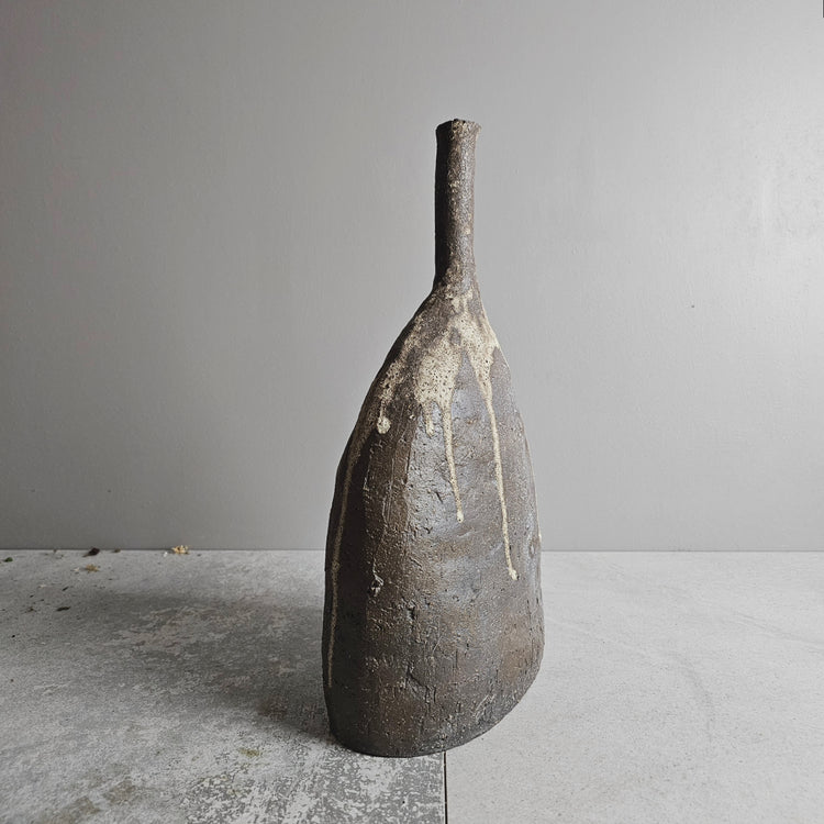 Naxos / vaso in grès scuro e smalto schiumoso