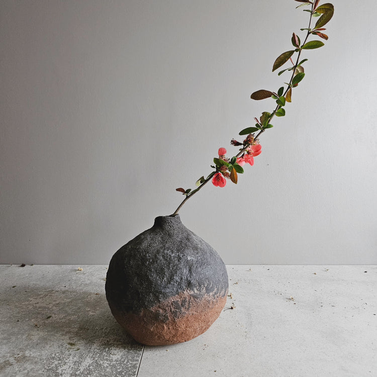 Efeso / vaso in grès rosso stratificato nero