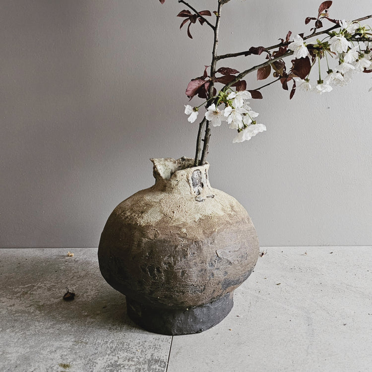 Efeso / vaso in grès nero stratificato bianco vulcanico