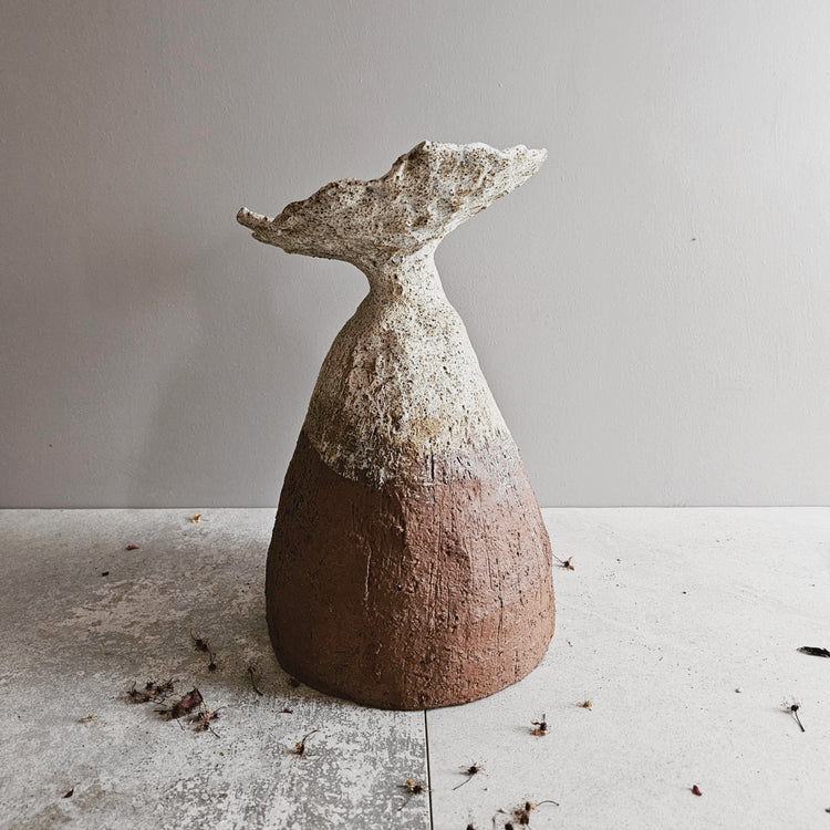 Fiore di roccia / vaso in grès rosso e smalto bianco