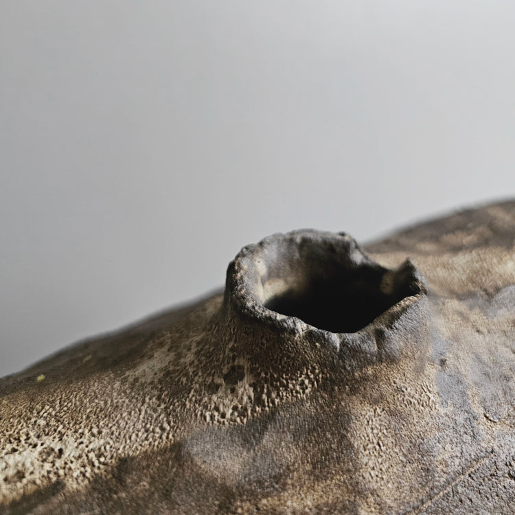 Pompei / vaso in grès e smalto nero vulcanico