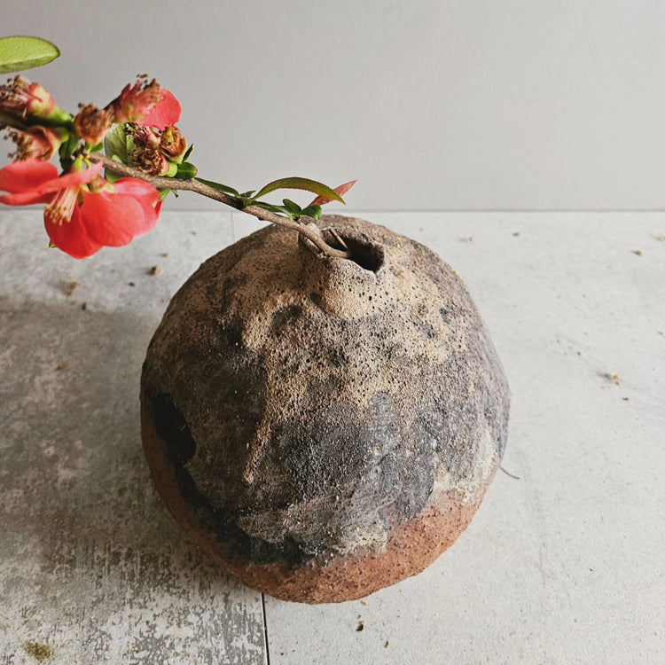 Efeso / vaso in grès rosso stratificato bianco e nero