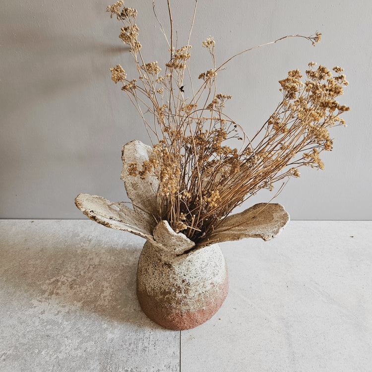 Fiore di roccia / vaso in grès rosso e smalto vulcanico