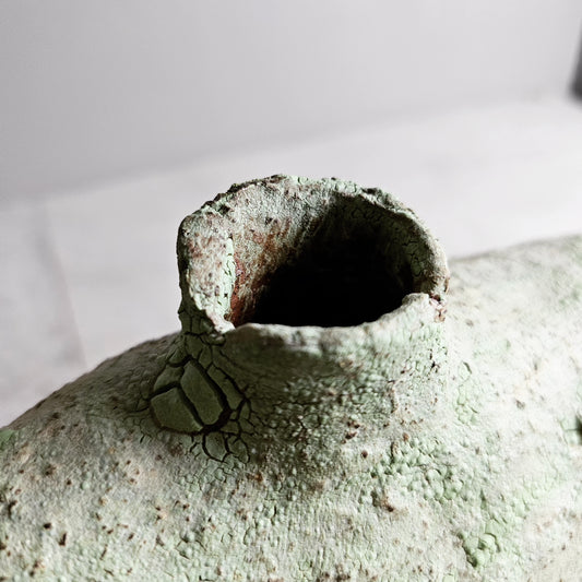 Tebe / vaso in grès rosso e smalto vulcanico