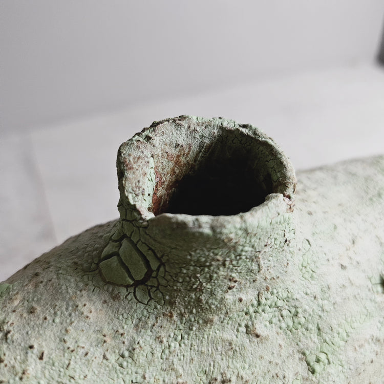 Tebe / vaso in grès rosso e smalto vulcanico