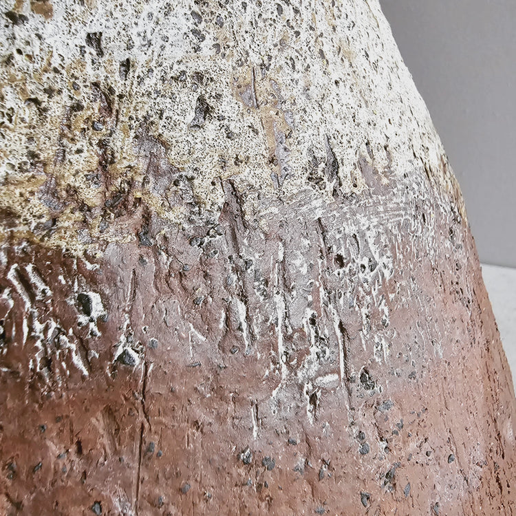 Fiore di roccia / vaso in grès rosso e smalto bianco