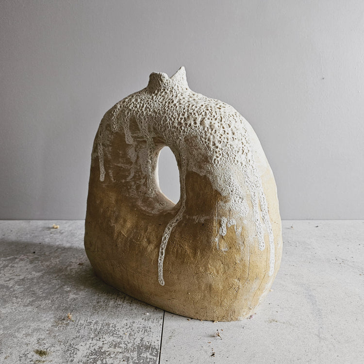 Tebe / vaso in grès crema e smalto vulcanico