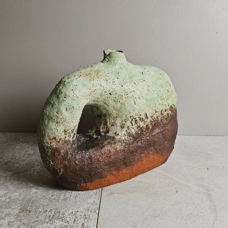 Tebe / vaso in grès rosso e smalto vulcanico