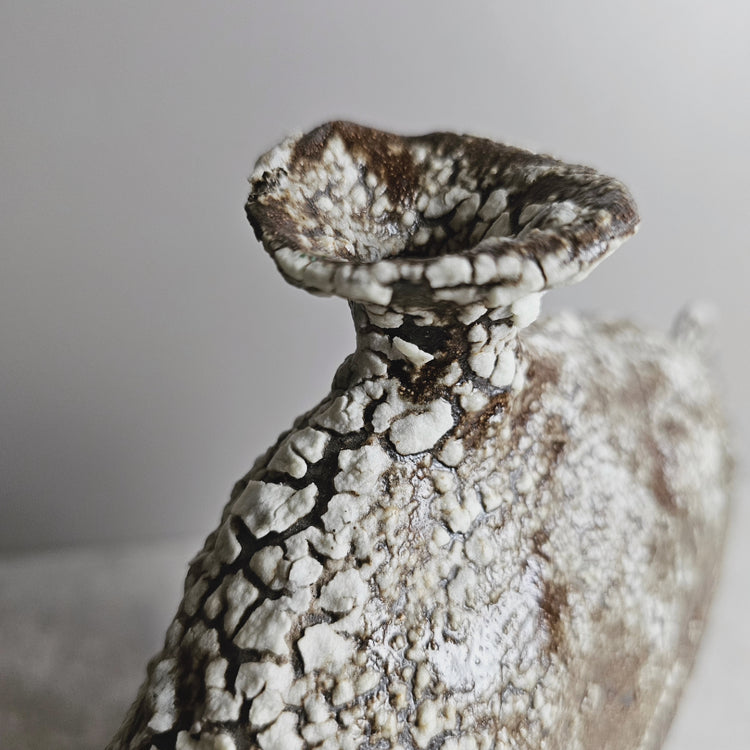 Pompei / vaso in grès nero e smalto crepato