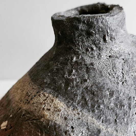 Efeso / vaso in grès rosso stratificato bianco e nero