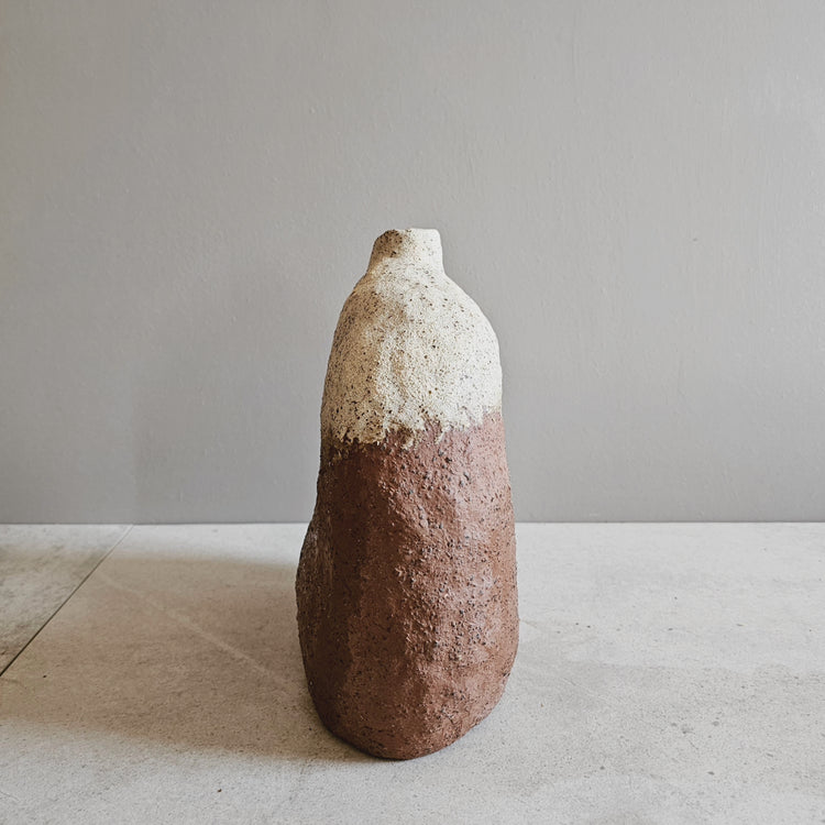 Tebe / vaso in grès rosso e smalto vulcanico