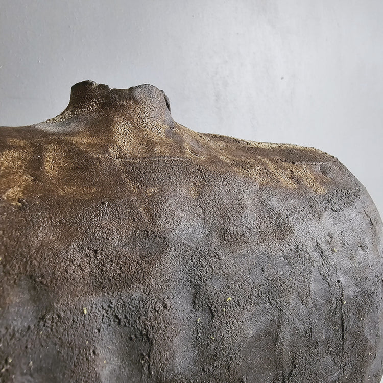 Pompei / vaso in grès e smalto nero vulcanico