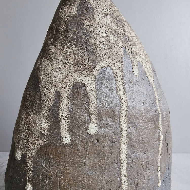 Naxos / vaso in grès scuro e smalto schiumoso