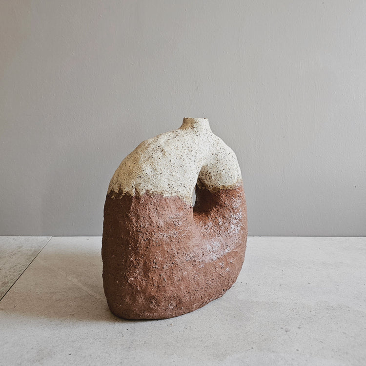 Tebe / vaso in grès rosso e smalto vulcanico