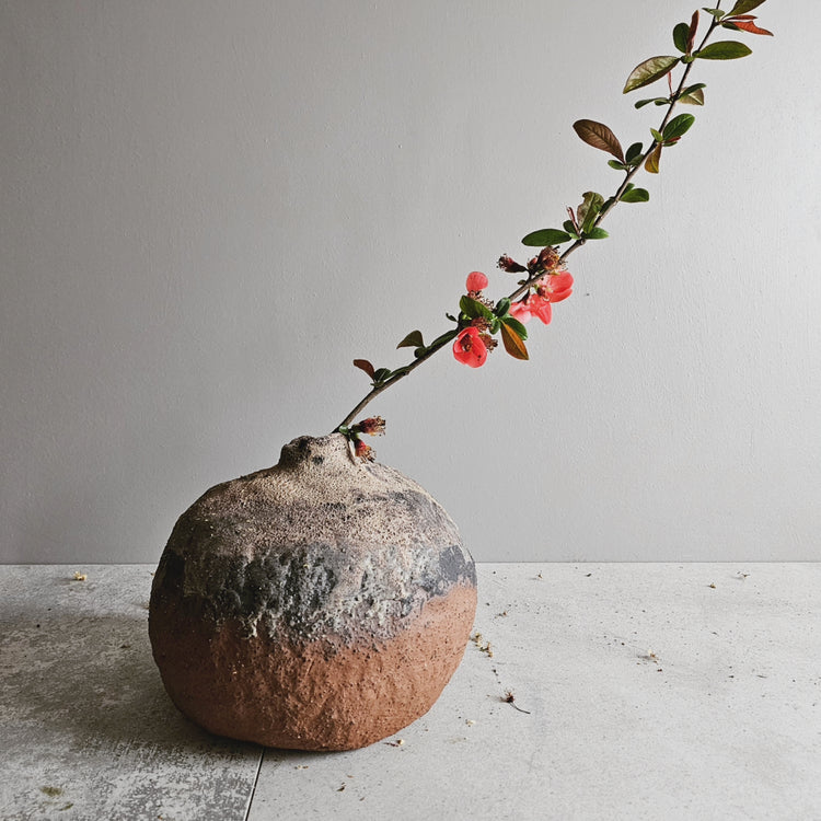 Efeso / vaso in grès rosso stratificato bianco e nero