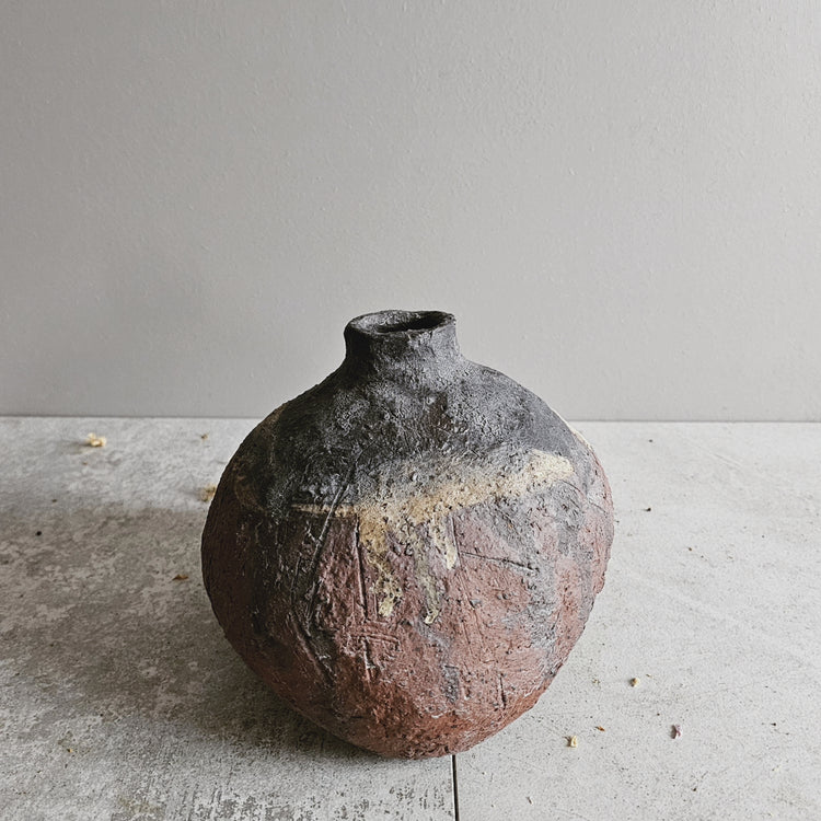 Efeso / vaso in grès rosso stratificato bianco e nero