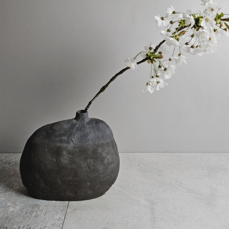 Obscura / vaso in grès e smalto nero vulcanico