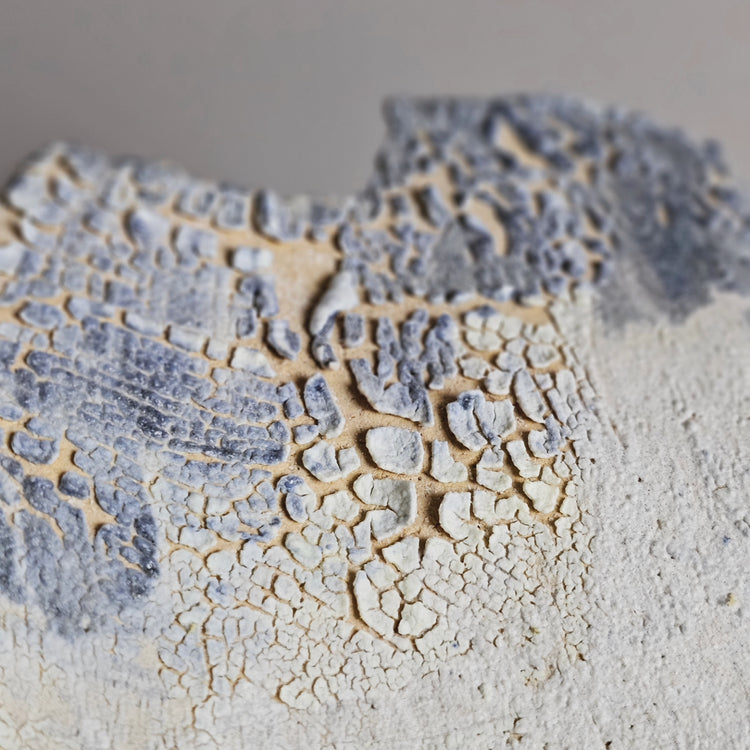 Fiore di roccia / vaso in grès crema e smalto vulcanico azzurro